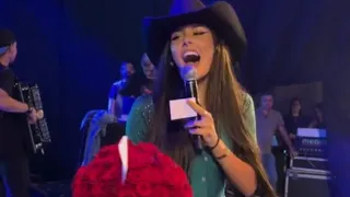 Ana Castela recebe flores no palco durante show