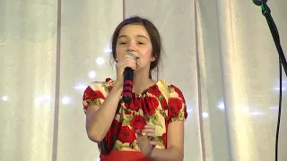 Девочка поёт акапелло
