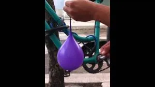 Tronando un globo con agua en cámara lenta