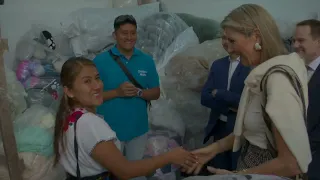 Máxima receives a dog basket for Mambo in Medellín