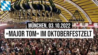 03.10.2022 München Im Oktoberfest-Bierzelt hebt Major Tom ab von der Wiesn