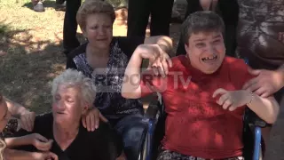 Report TV - Panik te protesta  për reformën humbet ndjenjat një e moshuar