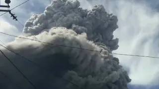 Мощное извержение вулкана Синабунг в Индонезии попало на видео