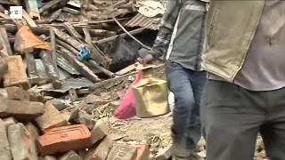 Entre ruinas, Nepal intenta sobreponerse al terremoto