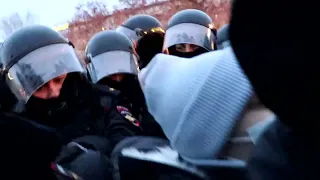Полиция напала на журналистку в Новосибирске на акции "Нет войне"