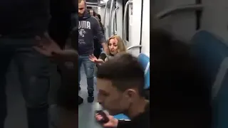 Ужасное поведения беженцев ( драка в поезде )
