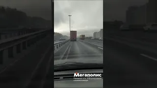 iVBG.ru: на КАД грузовик врезался в Renault и ограждение – водитель погиб