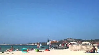 Un avion survole en rase motte une plage de Calvi en Corse