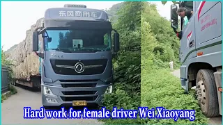 It's hard for the trailer truck to enter the narrow road. Talented female driver Wei Xiaoyang