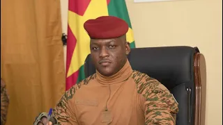 #burkinafaso | Le Capitaine Ibrahim TRAORE, enseignant d’une matinée à l’Ecole « B » de Péni