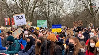 Tausende Berliner Schüler demonstrieren gegen Krieg in der Ukraine