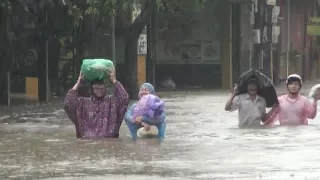 Typhoon Damrey Packs Flood on Popular UNESCO Heritage Town in Vietnam