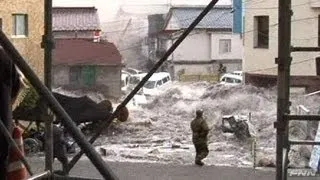 釜石市役所付近に押し寄せる津波 【視聴者提供映像】