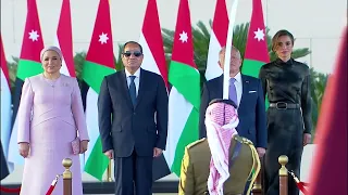 الرئيس عبد الفتاح السيسي والسيدة قرينته يصلان إلى العاصمة الأردنية عمان