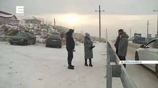 В Красноярске машины оказались заблокированы на парковке из-за новой схемы движения большегрузов