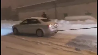 Ауди кватро тащит фуру по снегу / Audi Quattro drags a wagon through the snow