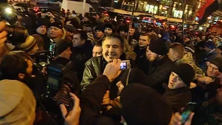 Суд отпустил Саакашвили. Активисты провели его домой