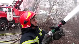 Столичні вогнеборці ліквідували пожежу у відселеній будівлі