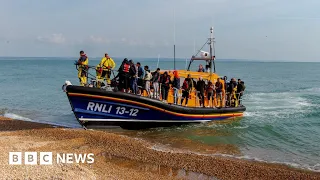 UK and France strike deal on Channel migrant crossings – BBC News