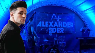 Vor Auftritten: Alexander Eder "spechtelt"