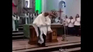 PRIEST DANCING SABATON THE LAST STAND (Padre dançando Metal)