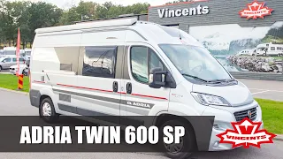 Vincents tekniker visar Adria TWIN 600 SP - Vincents Husbil & Husvagn