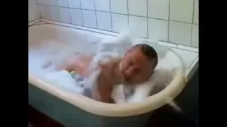 Пьяный русский мужик в ванне