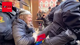 Hier wird Greta Thunberg von der Polizei weggetragen