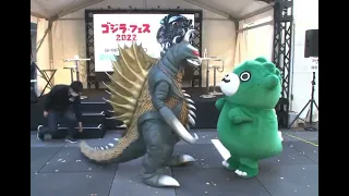 Gigan petting chibi Godzilla but with half life sound affects.