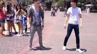 EXO K AND M @DISNEY LAND [Lay & D.O dance to MAMA]