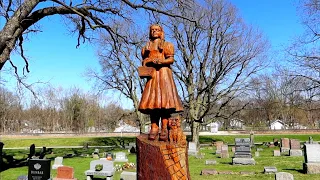 Backroads ILLINOIS REAL Grave of DOROTHY Of The WIZARD OF OZ & Roger Ebert Statue