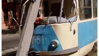 ЧП в Самаре: трамвай съехал с рельсов и врезался в столб.