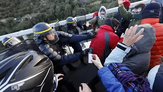 Police clash with Catalan independence activists on border with Spain