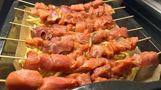 Schaschlik im Ofen auf einem Backblech auf Holzspießen #rezeptland