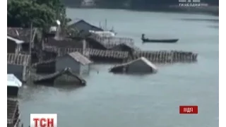 У Індії велика вода змусила мільйони людей залишити свої зруйновані оселі