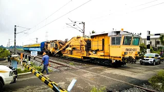 Rm-80 92U Ballast Cleaning Machine Crossed busiest Railroad Crossing | Railgate India