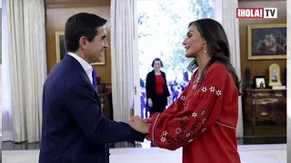 La reina Letizia vuelve a enviar un importante mensaje mediante la moda ucraniana | ¡HOLA! TV