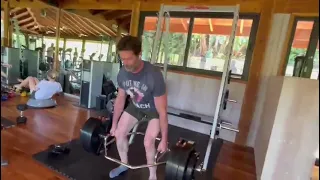 Хью Джекман тренируется в своей любимой футболке для «Дэдпула 3» (видео)