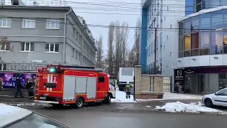 Пожарные расчеты приехали к саратовскому цирку