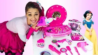 MALOUCOS FINGE BRINCAR COM BRINQUEDOS DE MAQUIAGEM - pretend play makeup toys