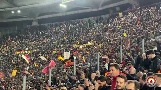 Roma - Milan 2-1: Mai sola mai di Marco Conidi cantata da tutto lo stadio