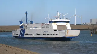 Ms Midsland verlaat de haven van Harlingen