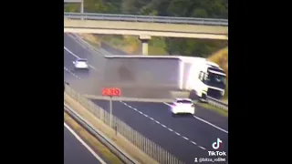 Взрыв переднего колеса грузовика на трассе / Explosion of the front wheel of a truck on the highway