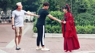 When a girl is scolded in the street for wearing Han-style clothing, what would people do？