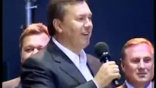 Янукович поет песенку