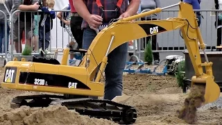 HUGE RC CAT 323D EXCAVATOR IN SCALE 1:8 MODEL AT WORK / Modell-Hobby-Spiel Leipzig 2016