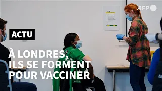 À Londres, des néophytes s'entraînent à vacciner | AFP