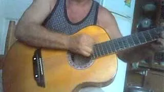 Дед гитарист от души играет