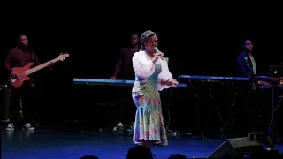 Walk In Love (concert live Paris) - Dena Mwana