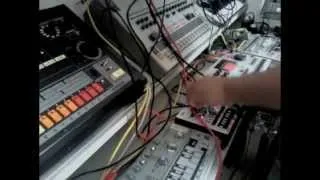 Honeysmack short live techno acid jam with 909 808 303 MachineDrum x0xb0x